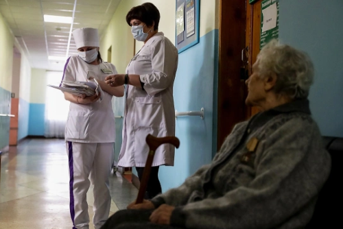 Минздрав предложил снизить нагрузку на врачей, работающих с пожилыми