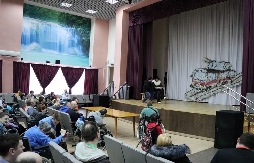 В концертном зале Дома-интерната 20 состоялась встреча жителей с театральной студией ПНИ№22 «Другие люди».